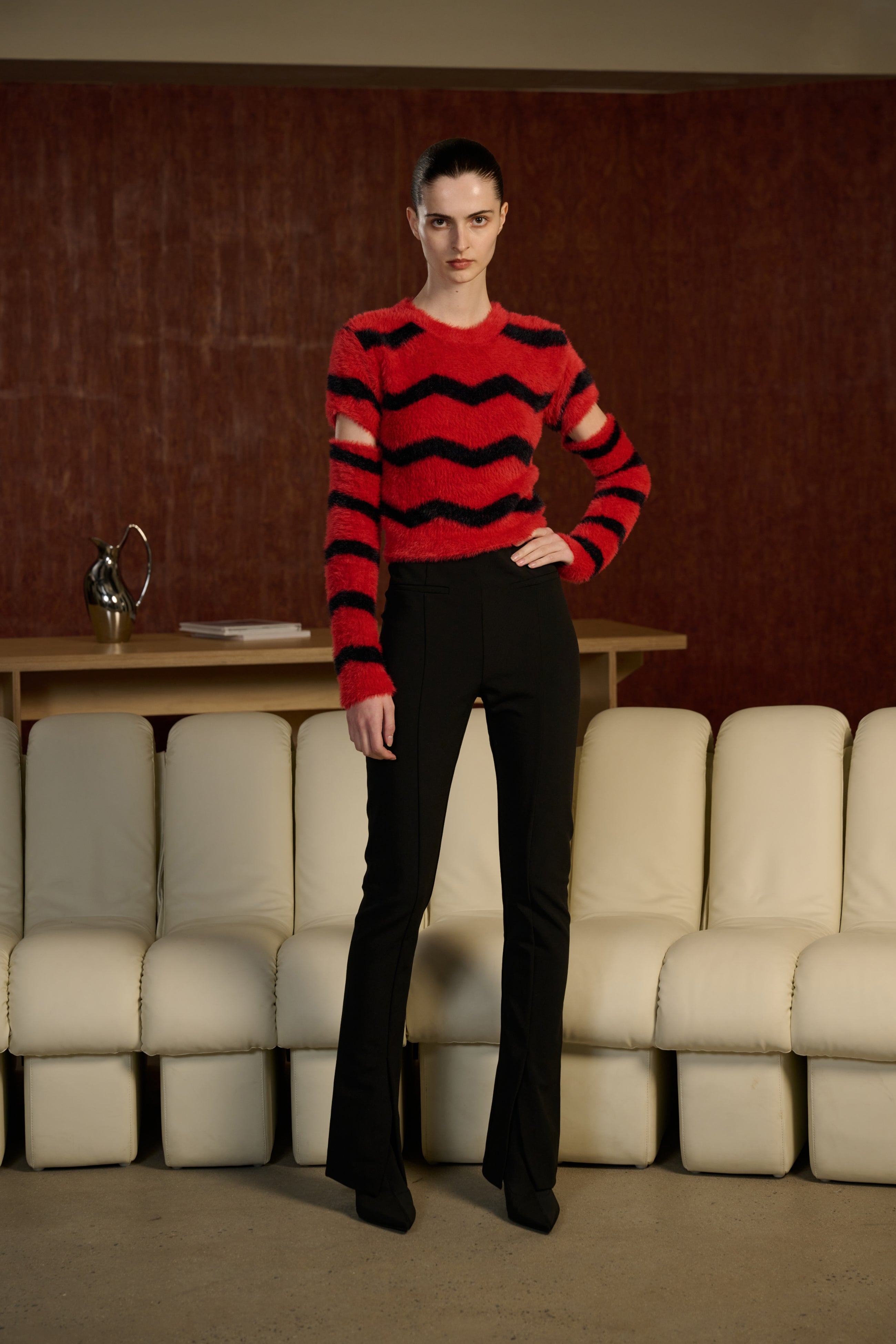 Detachable-sleeve sweater