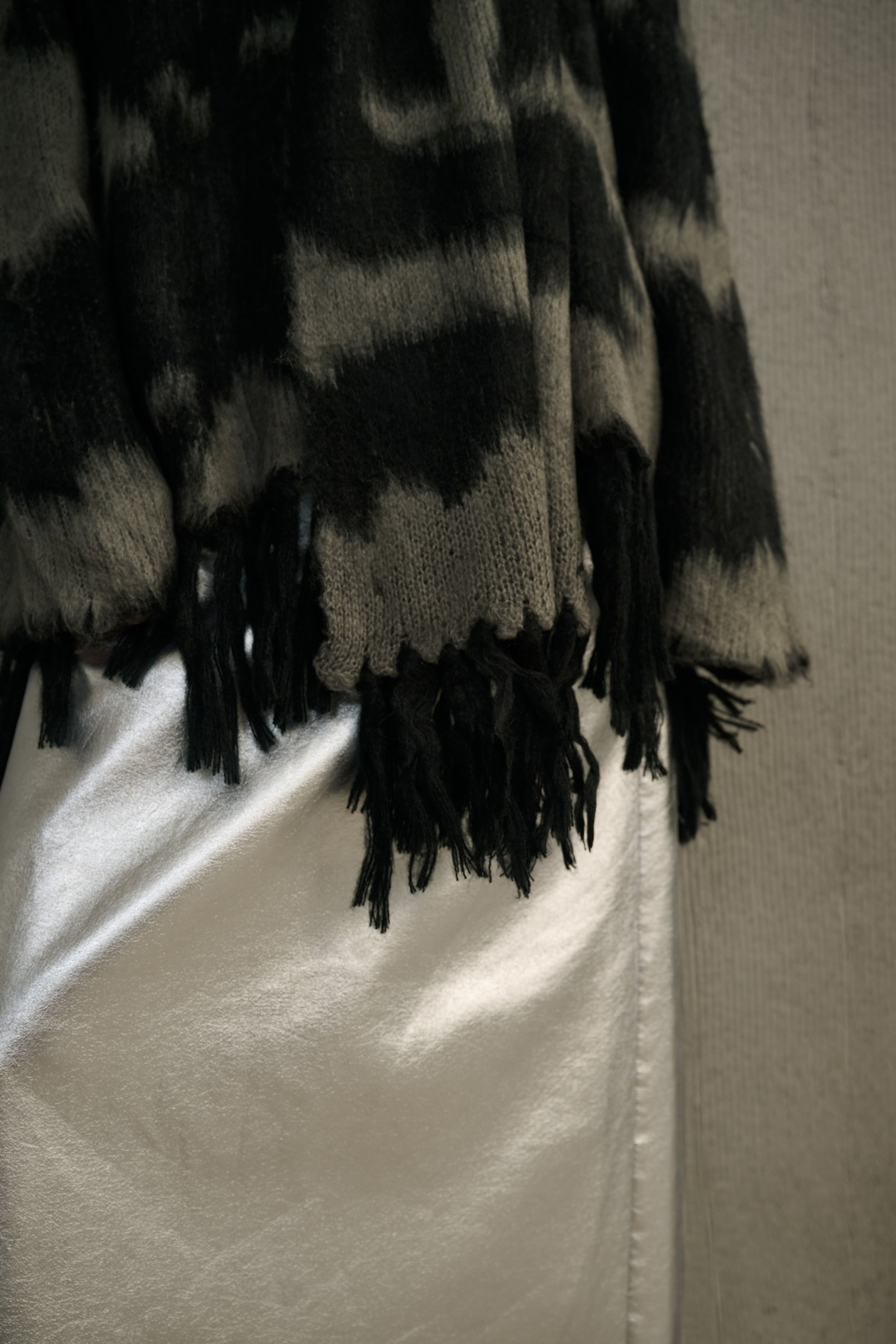 Contrast fringed scarf