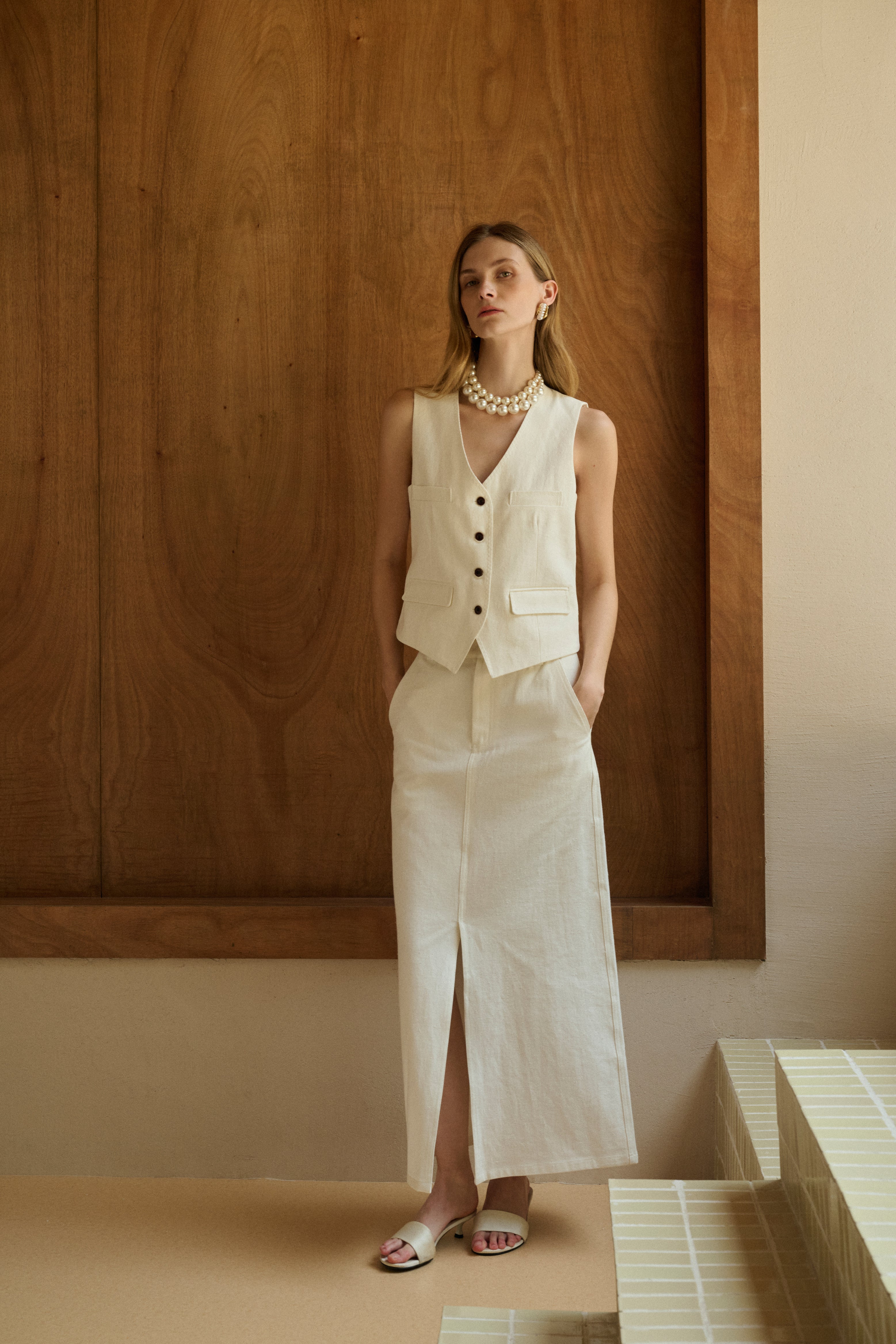 Front slit column skirt