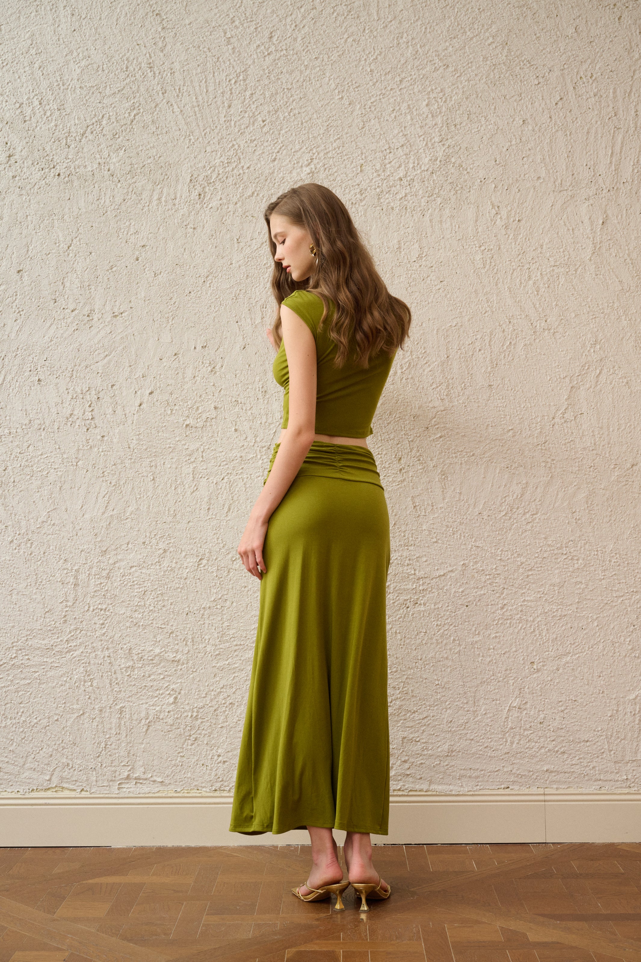 Lightweight slim fit top & ruched skirt