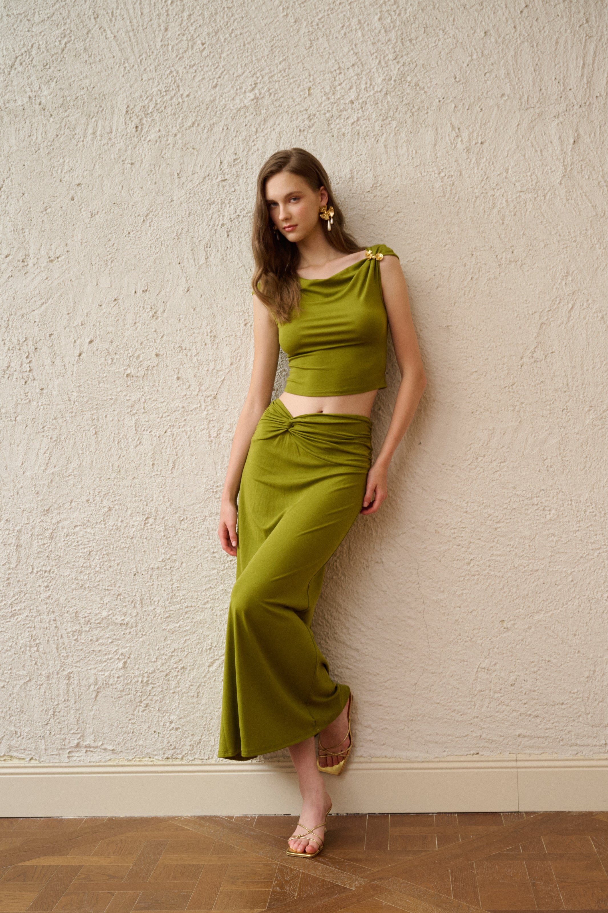 Lightweight slim fit top & ruched skirt