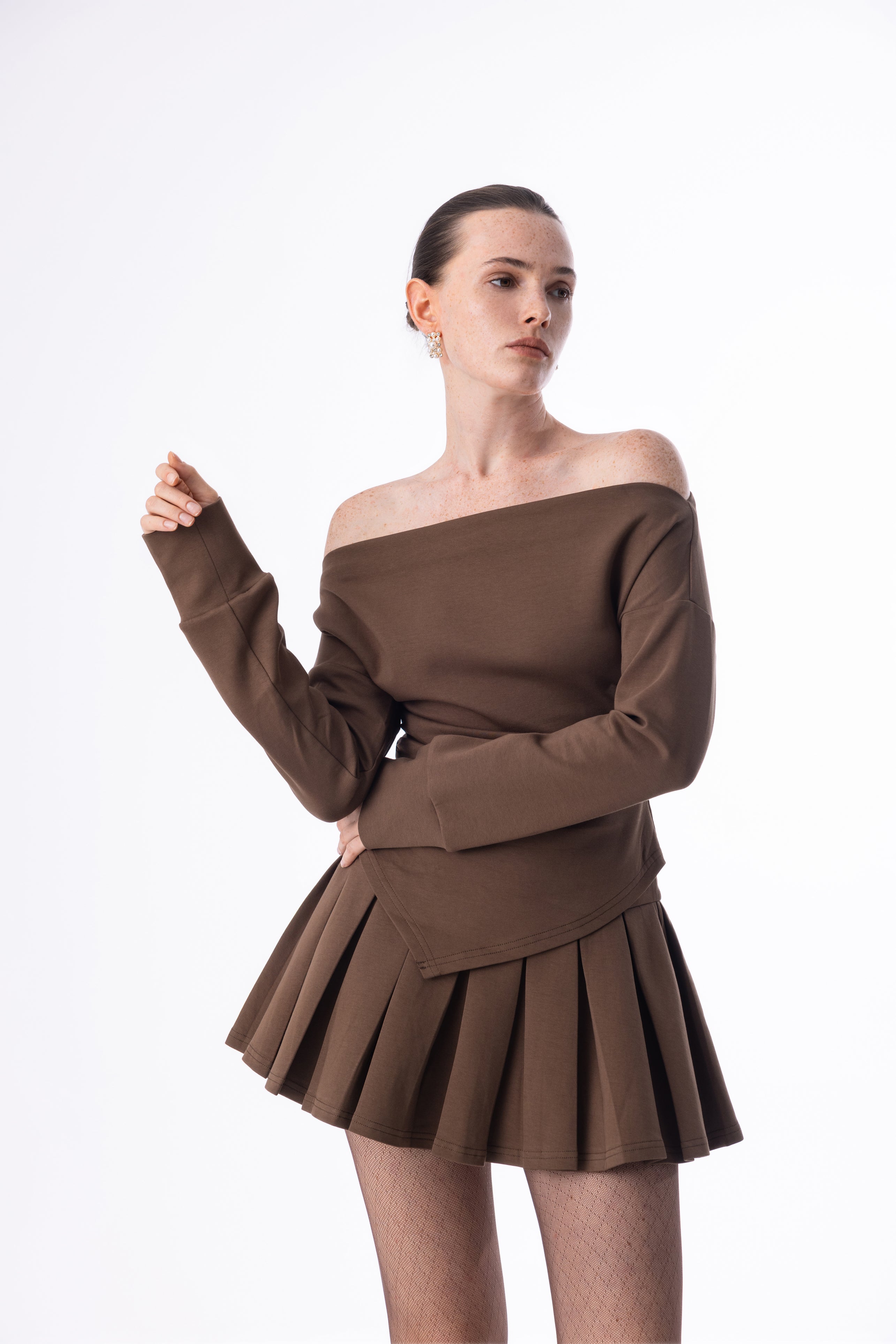 Off shoulder top & pleated mini skort