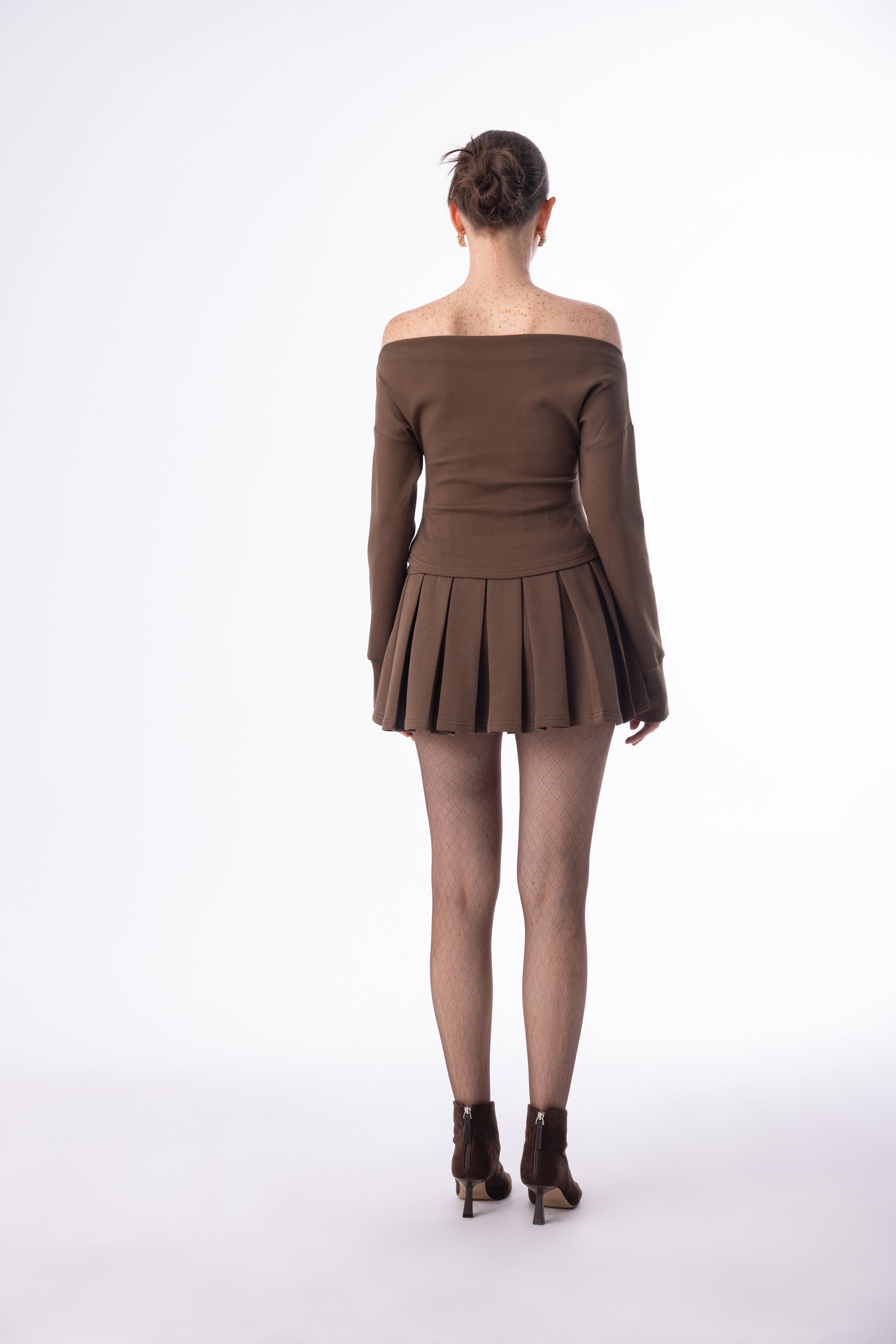 Off shoulder top & pleated mini skort