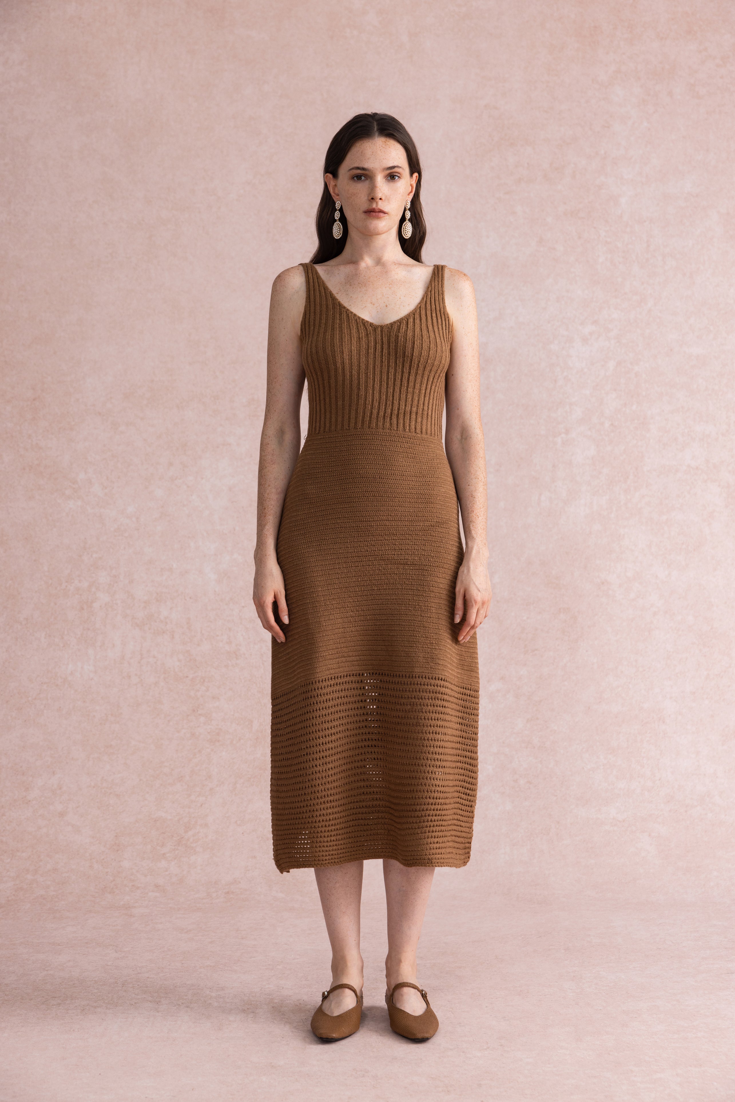 Sleeveless knit dress & shawl