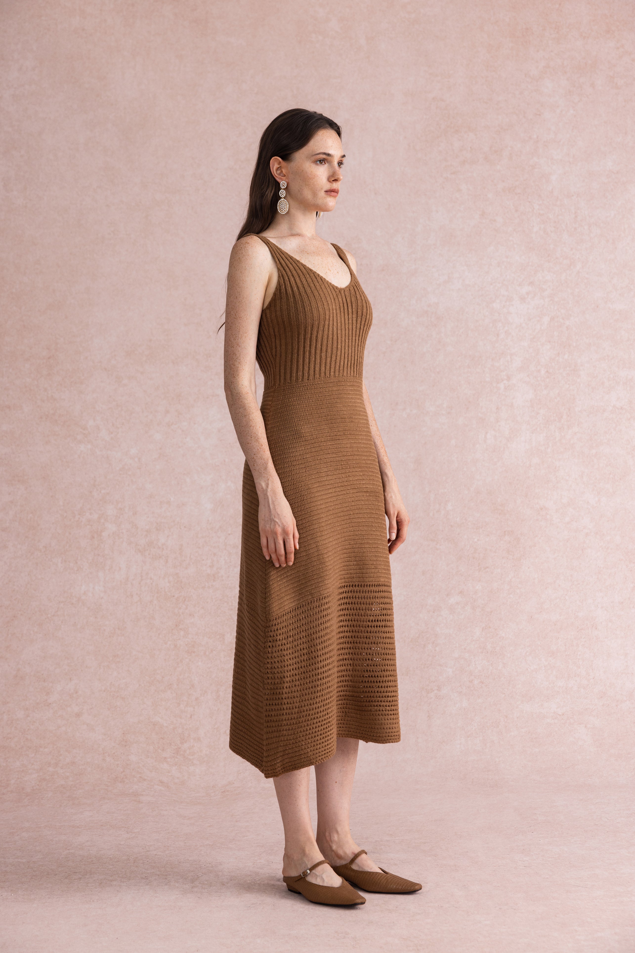 Sleeveless knit dress & shawl