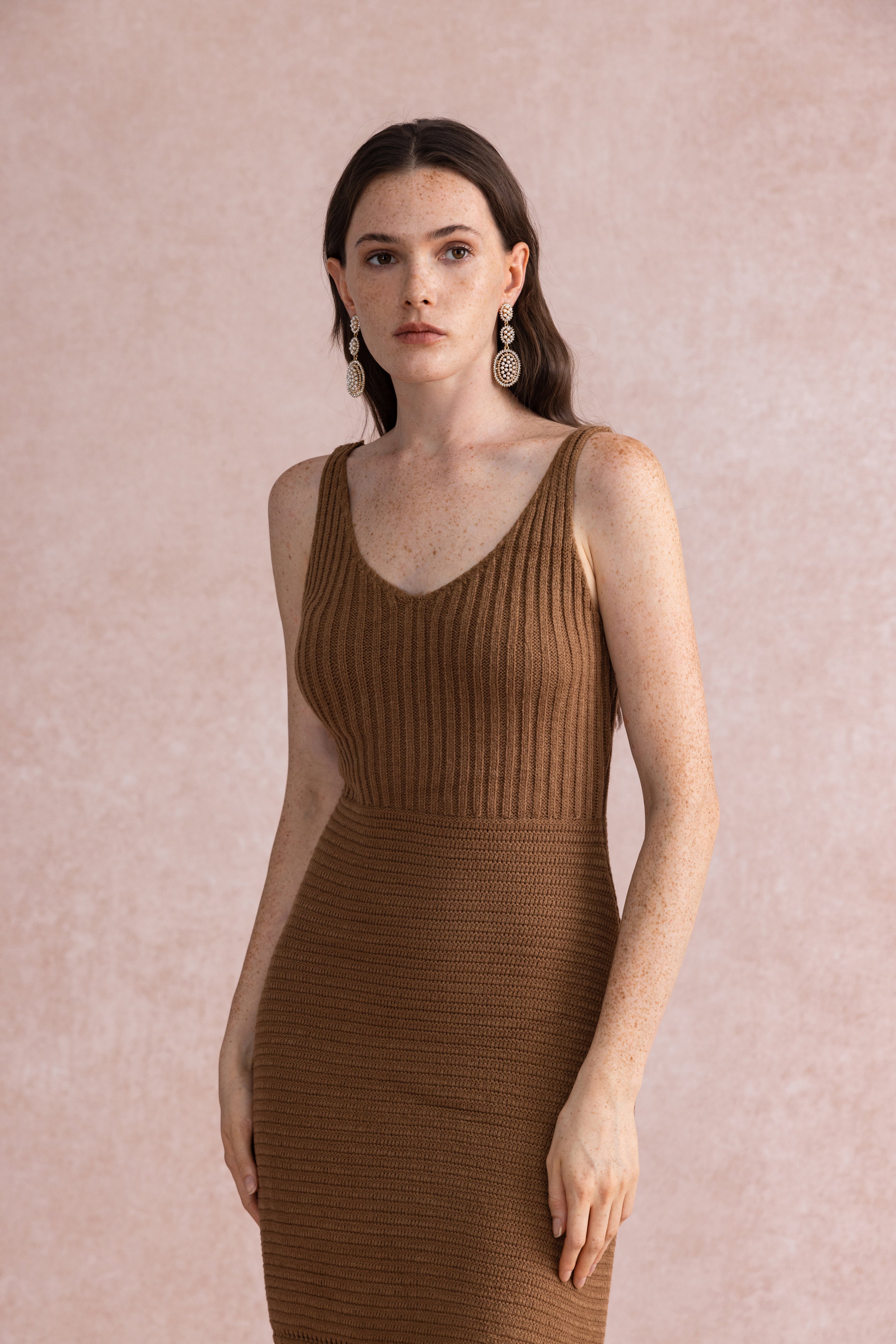 Sleeveless knit dress & shawl