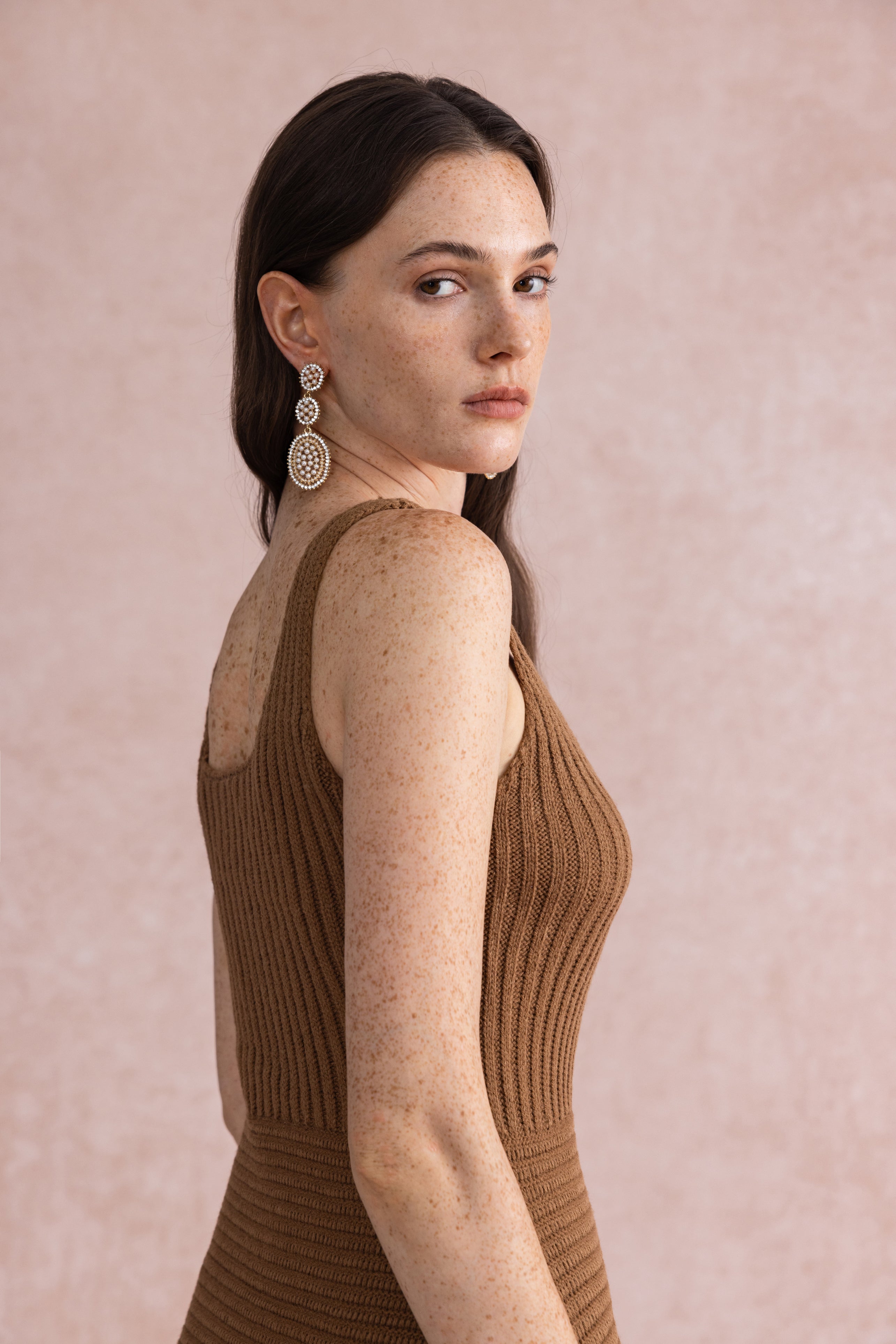 Sleeveless knit dress & shawl