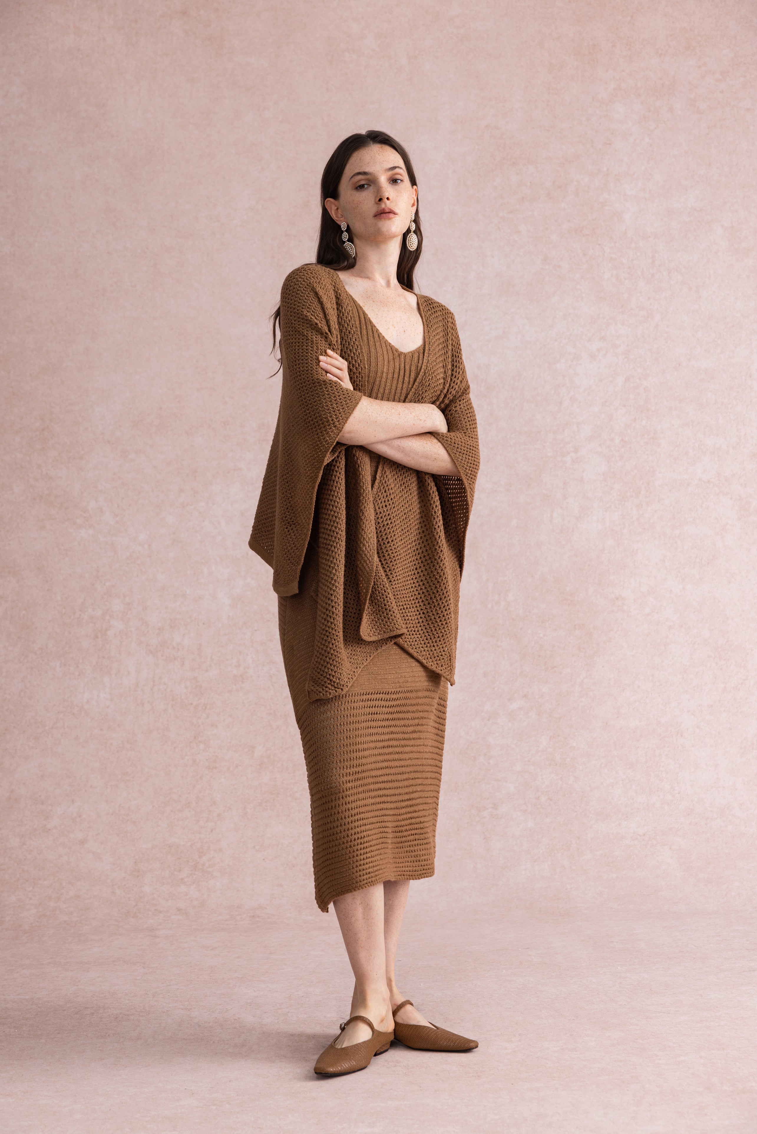 Sleeveless knit dress & shawl
