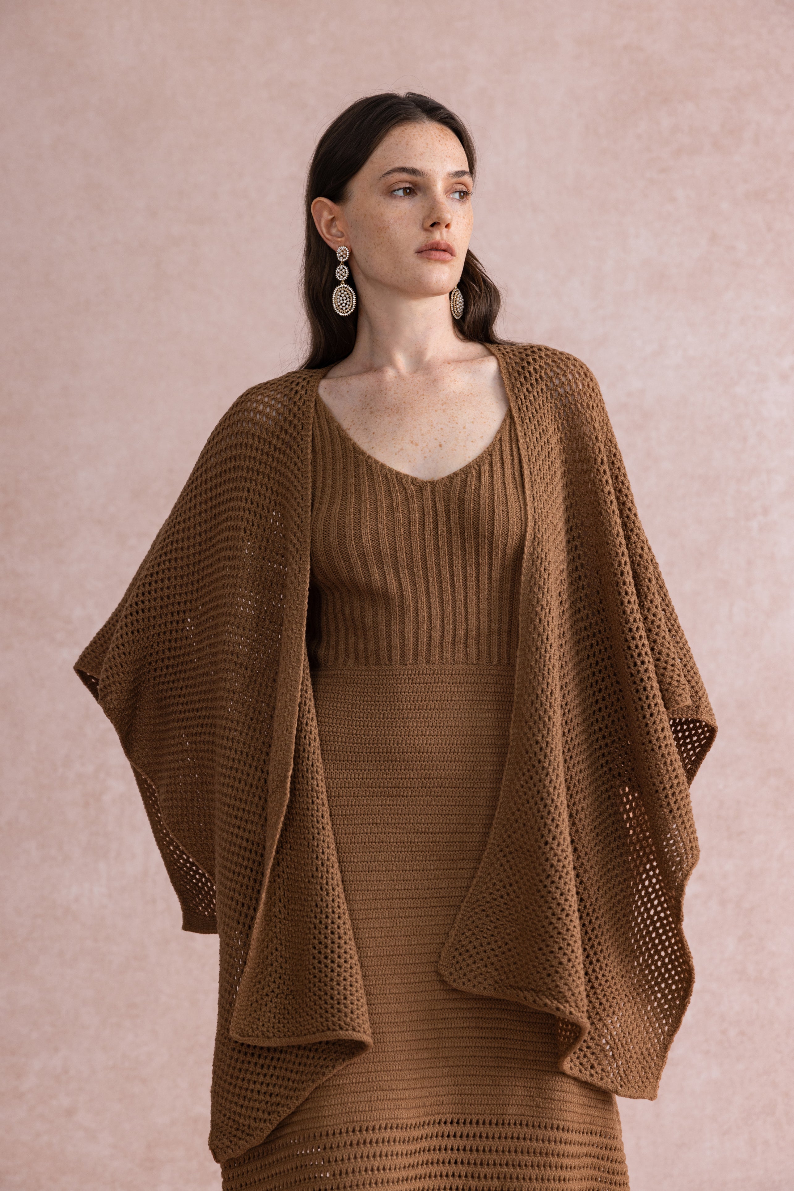 Sleeveless knit dress & shawl