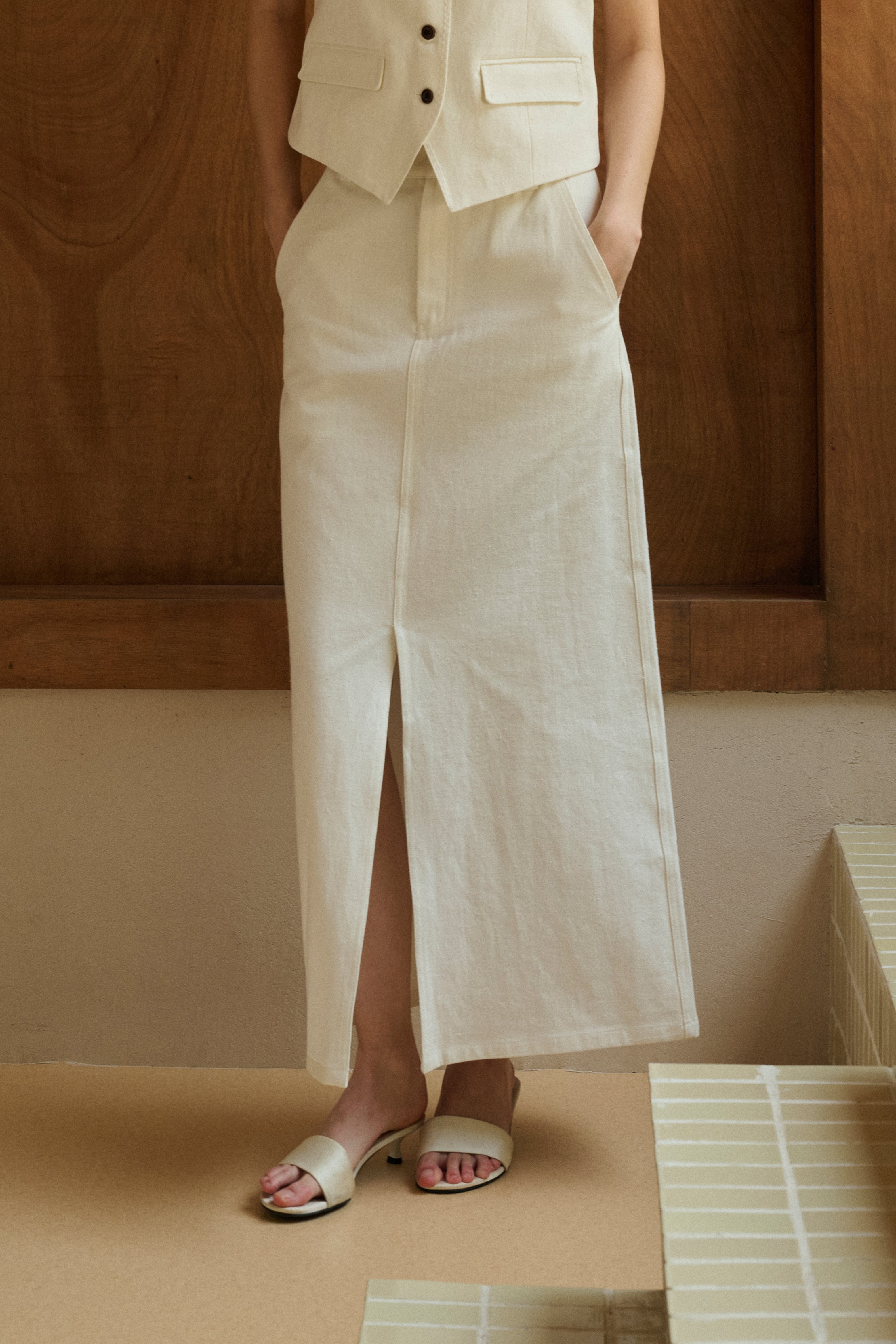 Front slit column skirt